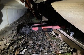 Bundespolizeidirektion Sankt Augustin: BPOL NRW: E-Scooter auf Bahnstrecke geworfen - Bundespolizei ermittelt wegen gefährlichen Eingriffs in den Bahnverkehr