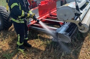 Feuerwehr Schermbeck: FW-Schermbeck: Anbaugerät eines Treckers drohte in Brand zu geraten