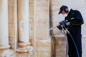 Kärcher entfernt Graffiti von Erlöserkirche in Jerusalem