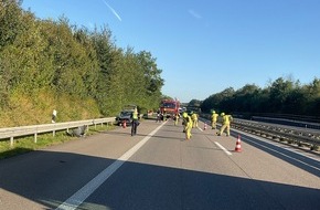 Freiwillige Feuerwehr Alpen: FW Alpen: Pkw schleudert auf der Autobahn 57 umher und Zimmerbrand in einer anderen Stadt