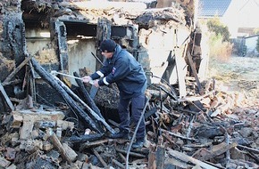 Polizeiinspektion Hameln-Pyrmont/Holzminden: POL-HM: Brand eines Wohn- und Nebengebäudes in Eimbeckhausen