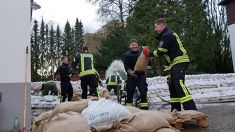 Freiwillige Feuerwehr Celle: FW Celle: Hochwassereinsätze am 2. Weihnachtstag - 5. Lagemeldung! / Hund aus Überschwemmungsfläche gerettet.
