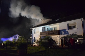 FW-OE: Gartenhüttenbrand greift auf Dachstuhl über - Ein Feuerwehrmann leicht verletzt