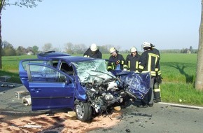 Freiwillige Feuerwehr Leopoldshöhe: FW Leopoldshöhe: PKW kollidiert frontal mit LKW