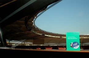 PONS GmbH: Schwalbe oder dive oder simulazione... / PONS stattet WM-Schiedsrichter mit 6-sprachigen Fußballwörterbüchern aus