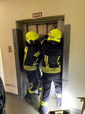 Feuerwehr MTK: 14 Eins&auml;tze, Gro&szlig;brand-Unterst&uuml;tzung und intensive Ausbildung: Anspruchsvolle Tage f&uuml;r die Hattersheimer Feuerwehren