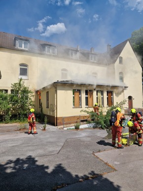 FW-Velbert: Feuer in leerstehender Grundschule und Flächenbrand mit ungewöhnlichen Löschmethoden