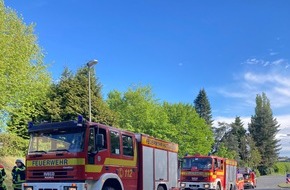 Feuerwehr Hattingen: FW-EN: Gasgeruch und Gefahrenast über Gehweg
