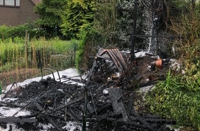Polizeiinspektion Hameln-Pyrmont/Holzminden: POL-HOL: Gartenhütte und Hecke durch Feuer vernichtet