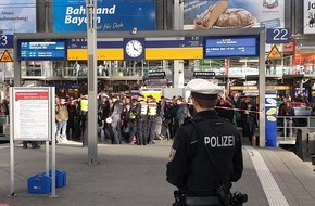 Bundespolizeidirektion München: Bundespolizeidirektion München: 45-minütige Bahnsteig-/Gleissperrung am Münchner Hauptbahnhof - Spezialkräfte der Bundespolizei begutachteten einen verdächtigen Gegenstand