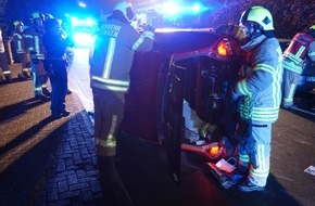 Feuerwehr Ratingen: FW Ratingen: Verkehrsunfall mit 2 Verletzten - Fahrzeug liegt auf der Seite - bebildert