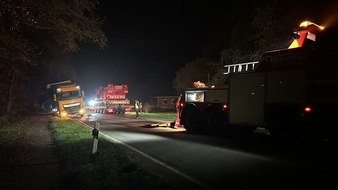 Polizeiinspektion Cuxhaven: POL-CUX: LKW kommt auf der Landesstraße 135 im Bereich Midlum von der Fahrbahn ab und muss aufwändig geborgen werden (Lichtbild in der Anlage)