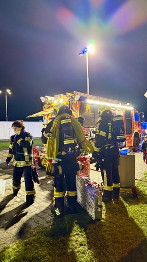 Feuerwehr MTK: Brand im 15. Obergeschoss eines Wohnhochhauses - Großeinsatz in Okriftel