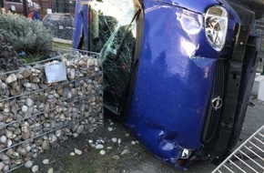 Polizeipräsidium Westpfalz: POL-PPWP: Auto überschlägt sich - Fahrer unter Drogeneinfluss