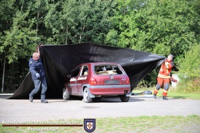 FW-SE: Landrat Jan Peter Schröder übergibt 117 Löschdecken an die Freiwilligen Feuerwehren im Kreis Segeberg