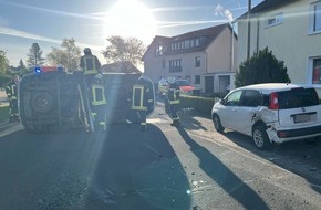 Kreispolizeibeh&ouml;rde H&ouml;xter: POL-HX: Drei Insassen nach Kollision leicht verletzt