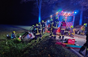 Polizeiinspektion Hameln-Pyrmont/Holzminden: POL-HM: Zwei Schwerverletzte durch Baumunfall - Feuerwehr befreit Insassen - Rettungshubschrauber landet an der Unfallstelle