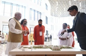 Verein Amrita e.V., Indienhilfe: Die indische humanitäre und spirituelle Persönlichkeit Mata Amritanandamayi (Amma) hat in Anwesenheit von Narendra Modi am 24.8. ihre 2.400-Betten-Klinik Amrita Hospital Faridabad in Delhi eröffnet