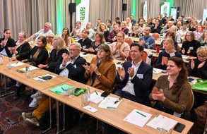 Zentralverband Zoologischer Fachbetriebe Deutschlands e.V. (ZZF): Der Hund im Fokus: Erkenntnisse aus Forschung, Praxis und Handel beim ZZF-Symposium 2025