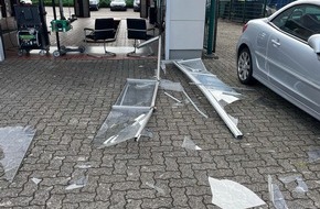 Polizei Coesfeld: POL-COE: Dülmen, Telgenkamp/ Senior beschädigt mit Auto Hallentor und Autos