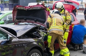 Feuerwehr Iserlohn: FW-MK: 3 lebensgef&auml;hrlich Verletzte nach 2 Verkehrsunf&auml;llen