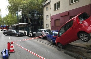 Feuerwehr Bochum: FW-BO: Verkehrsunfall: Fahrerloser Bus kollidiert mit mehreren PKW