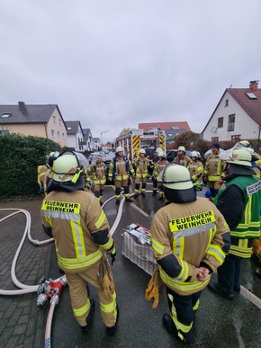FW Weinheim: Realit&auml;tsnahe Einsatz&uuml;bung in L&uuml;tzelsachsen. Feuerwehr trainiert Brandeinsatz in Mehrparteienhaus