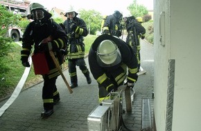 Feuerwehr der Stadt Arnsberg: FW-AR: Brand im "Haus Flammberg" als anspruchsvolles Übungs-Szenario