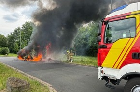 Feuerwehr Hannover: FW Hannover: Kleintransport brennt vollständig aus