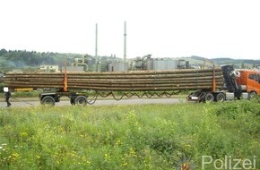 Polizeipräsidium Trier: POL-PPTR: Mit mehr als 12 Tonnen zu viel unterwegs - Polizei stoppt überladenen Holztransporter