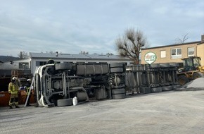 Feuerwehr Detmold: FW-DT: Sattelzug kippt während Abladevorgangs um - Feuerwehr befreit Person