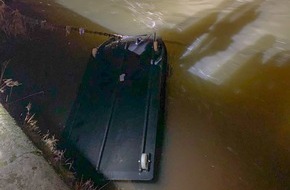 Feuerwehr Dresden: FW Dresden: Feuerwehrboot kentert bei Rettungseinsatz auf der Elbe