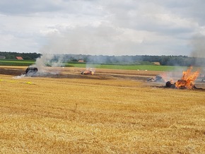 FW-KLE: Brennende Strohpresse führt zu Großeinsatz der Freiwilligen Feuerwehr Bedburg-Hau