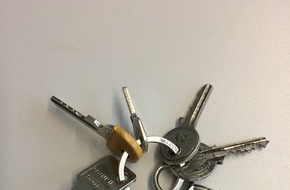Kreispolizeibehörde Wesel: POL-WES: Dinslaken - Kennt jemand diesen Schlüsselbund? / Polizei versucht weiter Identität einer Frau zu klären