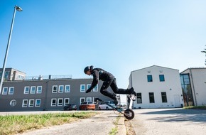 ADAC: Unfallrisiko E-Scooter / ADAC Studie wertet Unfallursachen und Verletzungsmuster aus / Kinder und Jugendliche immer h&auml;ufiger betroffen / Helme sch&uuml;tzen vor schweren Verletzungen