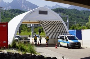 Bundespolizeidirektion München: Bundespolizeidirektion München: Asylbewerber fliegt bei Fahrzeugüberführung auf/ Bundespolizei bringt Kameruner in Abschiebehafteinrichtung