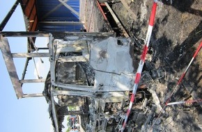 Feuerwehr Gelsenkirchen: FW-GE: Brennt LKW auf der Raststätte der BAB 2