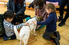 VIER PFOTEN - Stiftung für Tierschutz: Ukraine-Krieg: Therapiehunde bringen geflüchteten Kindern in schweren Zeiten Trost und Freude