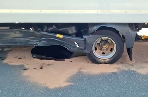 Kreispolizeibeh&ouml;rde M&auml;rkischer Kreis: POL-MK: Tank bei Verkehrsunfall abgerissen: 200 Liter Diesel landen im Kanal