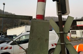Polizeidirektion Kaiserslautern: POL-PDKL: LKW beschädigt Bahnschranke