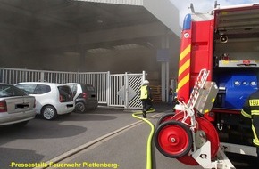 Feuerwehr Plettenberg: FW-PL: OT-Stadtmitte. Komplizierte Löscharbeiten und starke Verrauchung in Industriebetrieb.