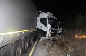 Polizeidirektion Kaiserslautern: POL-PDKL: A6/Kaiserslautern, Unfall im Baustellenbereich - Sattelzug durchbricht Schutzplanken