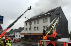 Feuerwehr Bergisch Gladbach: FW-GL: Dachstuhlbrand in Wohn- und Geschäftshaus in Bergisch Gladbach-Moitzfeld