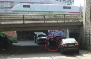 Polizei Bielefeld: POL-BI: Radfahrerin kollidiert mit Autotür