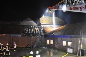 FW-KLE: Containerbrand führt zu ausgedehntem Dachstuhlbrand an einem Drogeriemarkt / Hausbewohner mussten von der Feuerwehr evakuiert werden