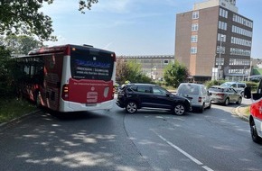 Kreispolizeibehörde Unna: POL-UN: Fröndenberg - Linienbus fährt auf PKW auf, Mendenerin leicht verletzt