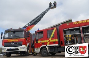 Kreisfeuerwehrverband Dithmarschen: FW-HEI: Feuer in Kuhstall - Feuerwehr löscht Entstehungsbrand
