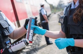 Bundespolizeidirektion Sankt Augustin: BPOL NRW: Zug auf 240 Quadratmeter mit Farbe besprüht - Bundespolizei ermittelt