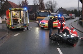 Polizeiinspektion Hameln-Pyrmont/Holzminden: POL-HOL: Eschershausen - Oelkasser Straße / B 240: Beim Rechtabbiegen mit Mofaroller gestürzt - 81jähriger schwer verletzt ins Krankenhaus -