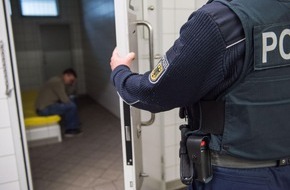 Bundespolizeidirektion Sankt Augustin: BPOL NRW: Von zwei Jahren und sechs Monaten Haft noch 457 Tage offen
- Festnahme durch Bundespolizei am Flughafen Köln/Bonn -